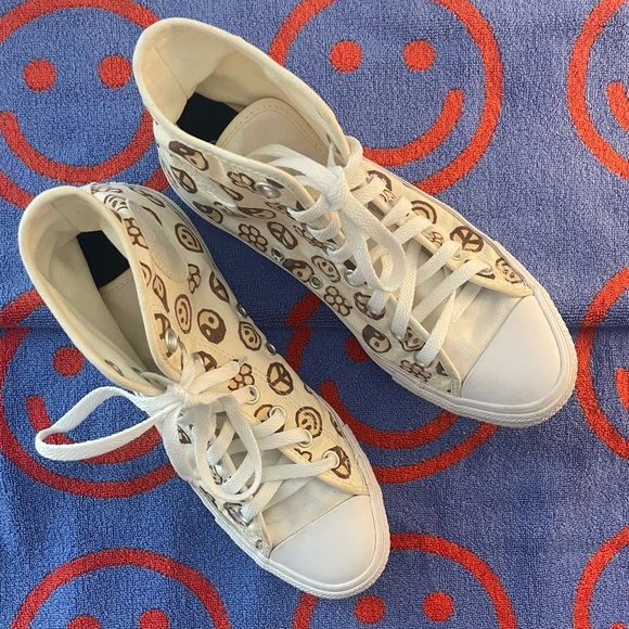 CONVERSE: Smiley Face High Top Sneakers | Women’s 9.5 Men’s 7.5 - Picture 2 of 5